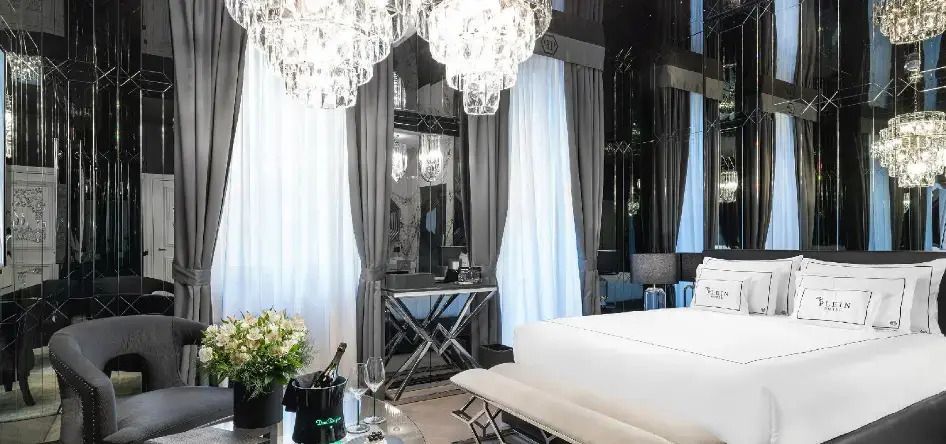 Luxuriöses Schlafzimmer mit Kronleuchter und eleganten Vorhängen