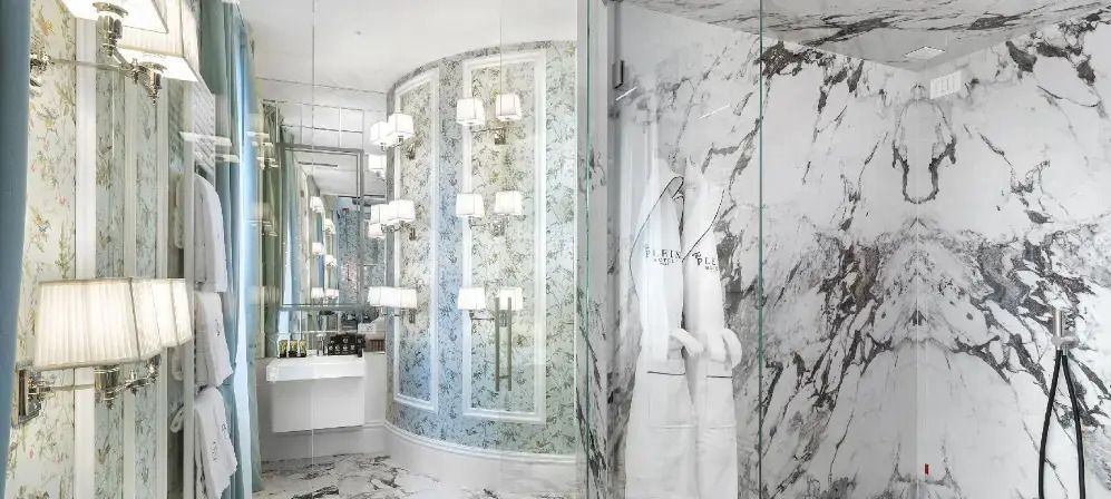 Marmorbad mit modernem Design und Hotelbademänteln