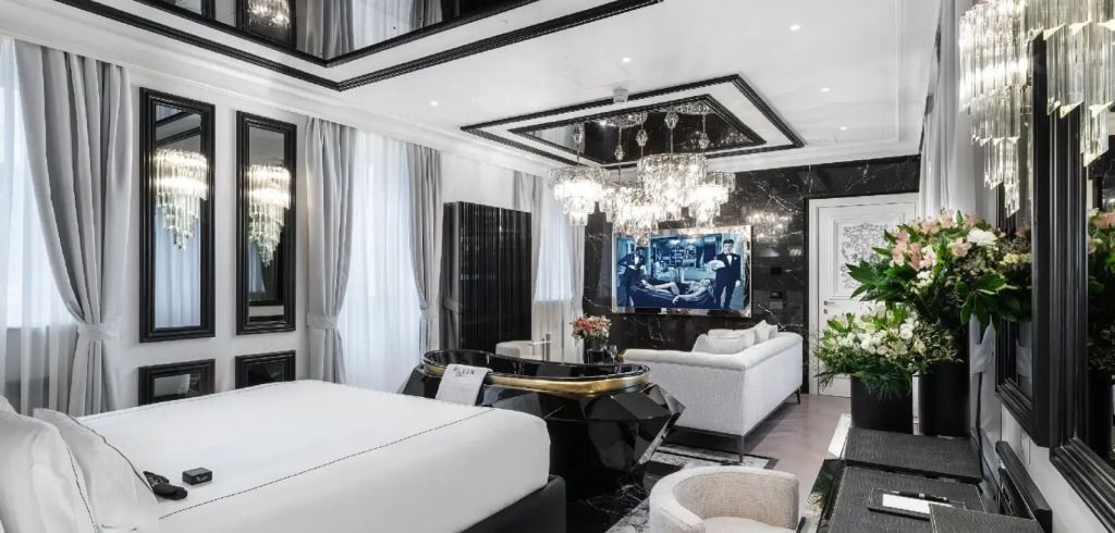 Luxuriöse Suite mit Kronleuchtern und modernem Design in Schwarz und Weiß