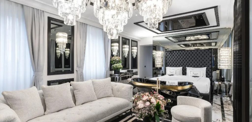 Große Suite mit Kristallleuchtern und komfortablem Sofa