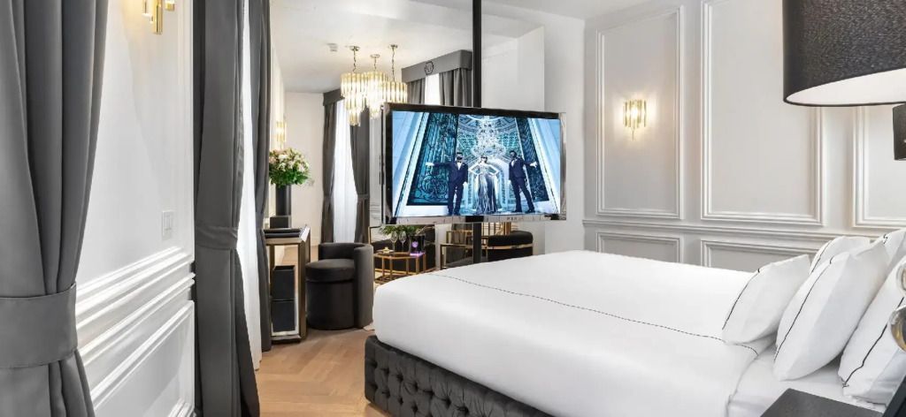 Elegante und moderne Suite mit luxuriösem Bett und stilvollem Interieur