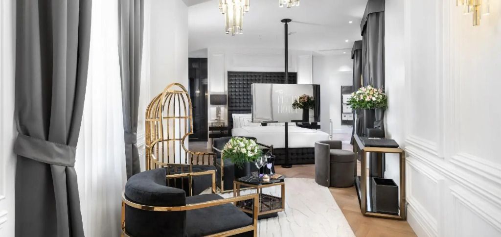 Luxuriöser Sitzbereich in der Suite mit goldenen Akzenten und frischen Blumen