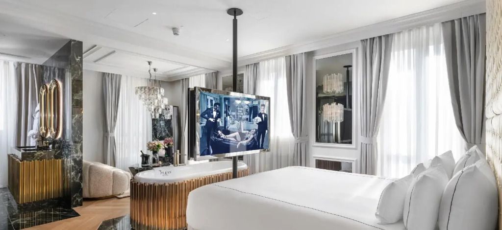 Luxuriöses Zimmer mit Doppelbett und dekorativer Beleuchtung in der Junior-Suite.