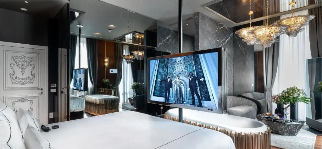 Stilvolle Junior-Suite mit modernen Designelementen und großem Fernseher.