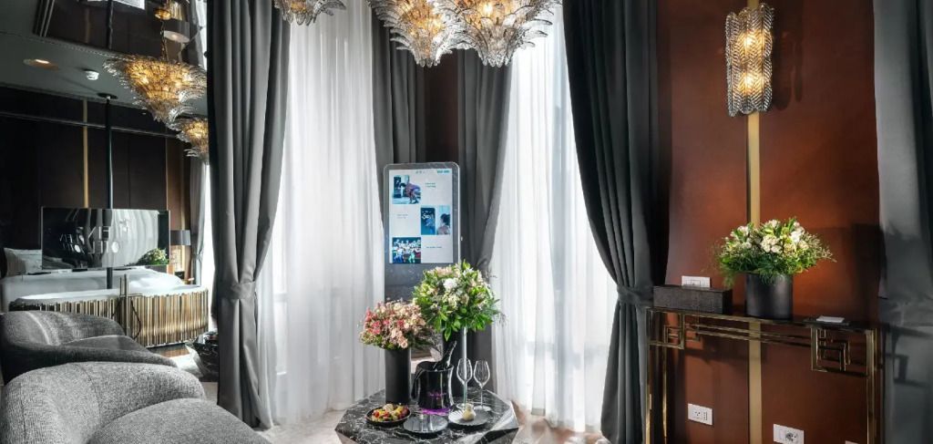Dekorativer Innenbereich mit Blumenarrangement und eleganter Beleuchtung.