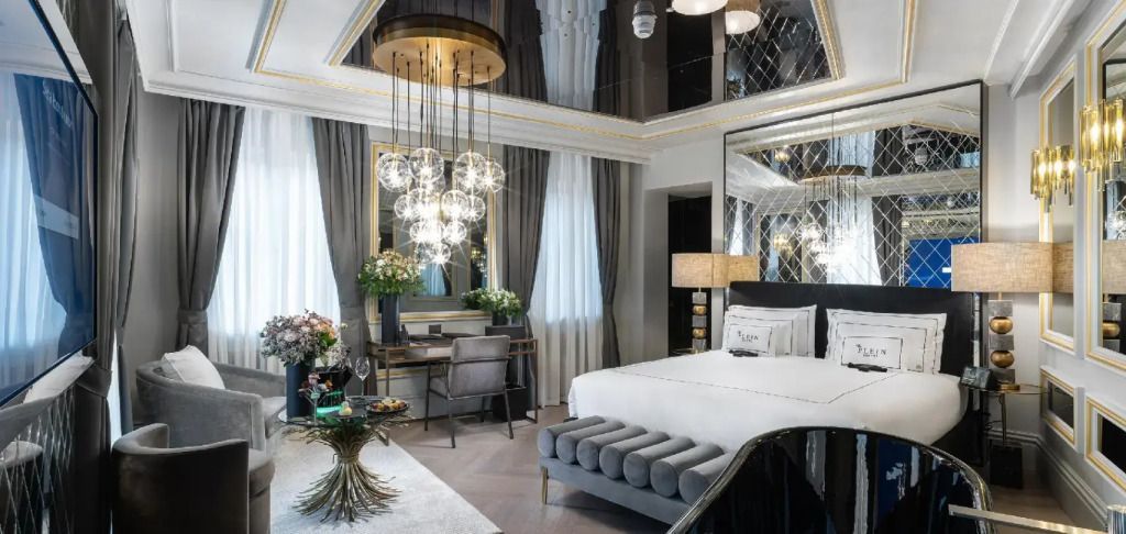 Luxuriöse Junior-Suite mit Doppelbett und eleganten Kronleuchtern