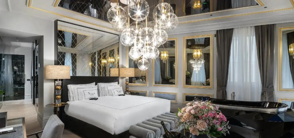 Junior-Suite mit prächtigen Spiegeln und luxuriösem Dekor