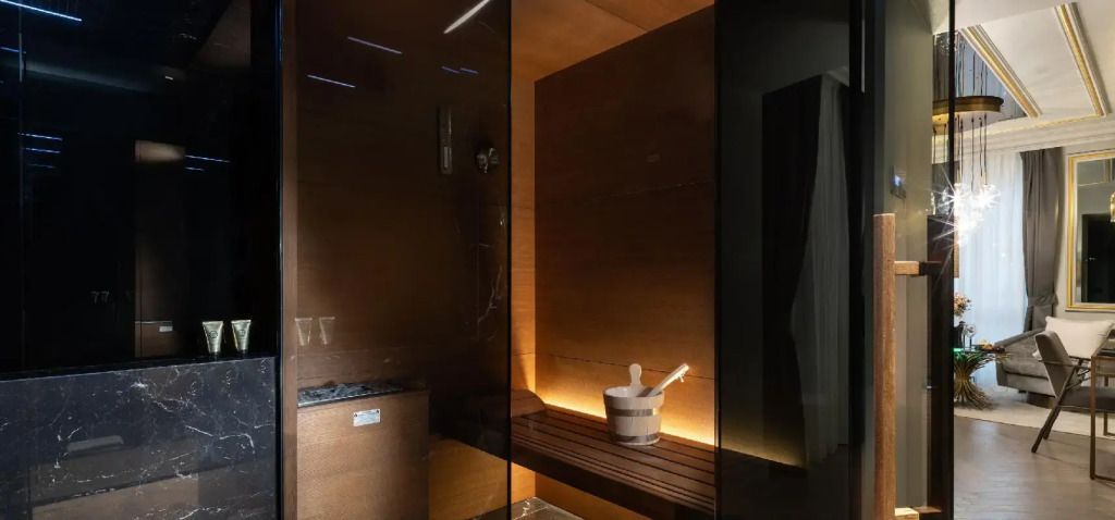 Private Sauna mit modernem Design und stimmungsvoller Beleuchtung