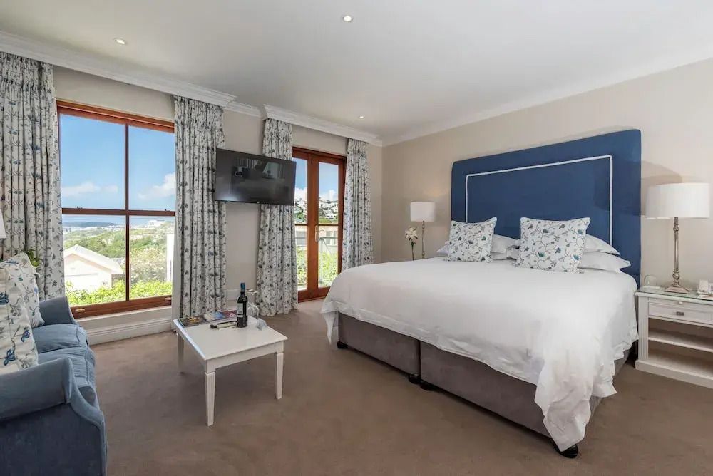 Geräumiges Luxuszimmer mit Kingsize-Bett und Meerblick.