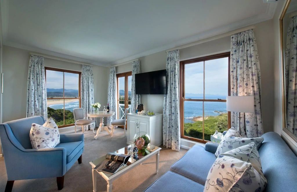 Helles Wohnzimmer der Premier Suite mit Meerblick und eleganter Ausstattung