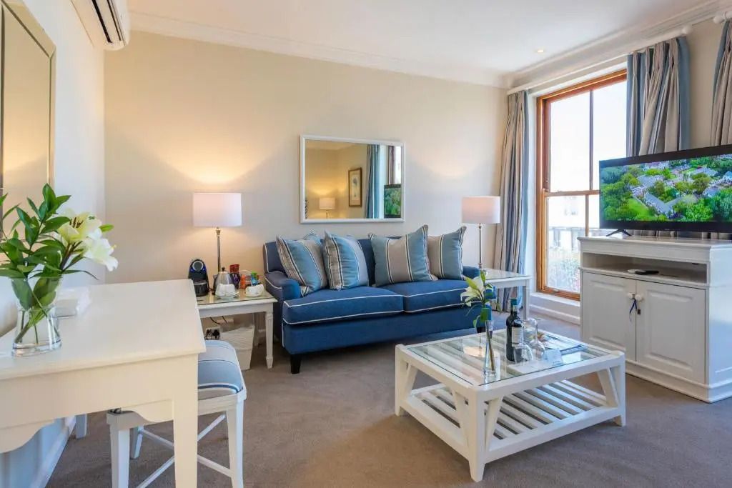 Helles Wohnzimmer mit Sofa und eleganten Möbeln