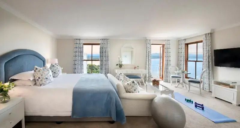 Geräumige Suite mit eleganter Einrichtung und Blick auf das Meer