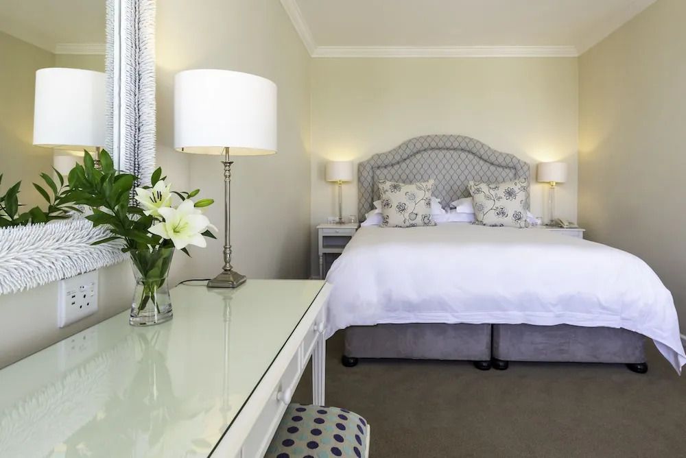Hotelzimmer mit Doppelbett und eleganter Dekoration