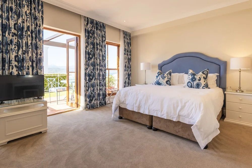 Geräumiges Schlafzimmer mit Zugang zum Balkon und Meerblick