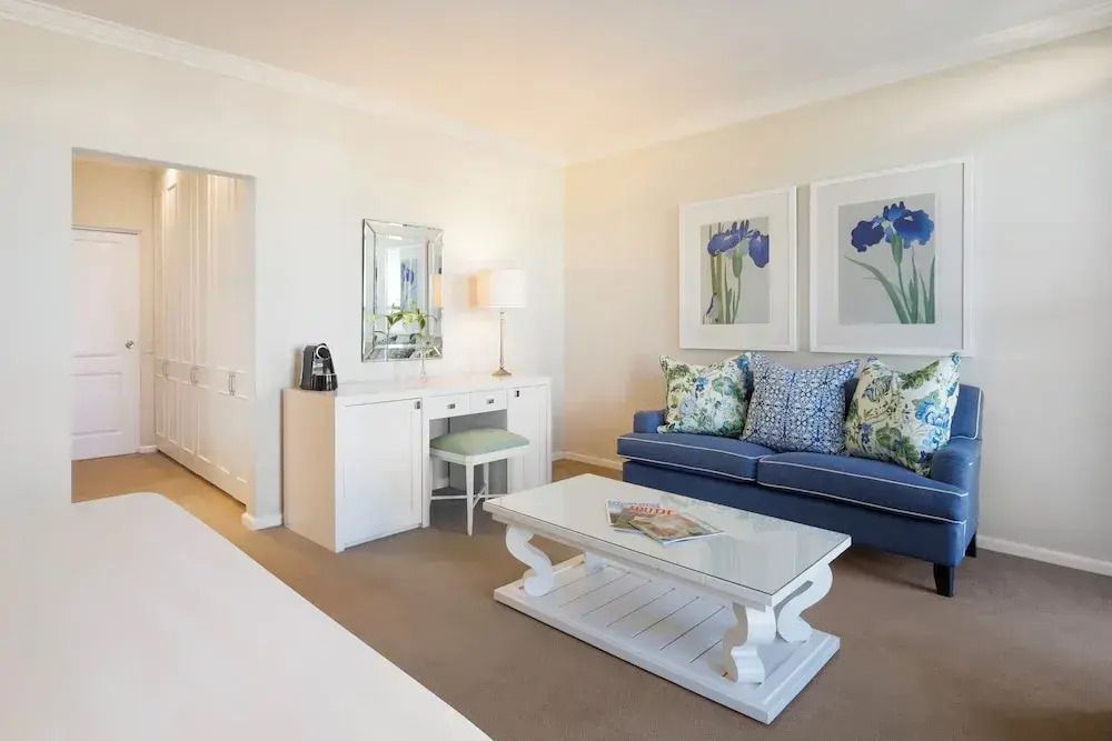 Komfortable Loungebereich mit stilvollem Sofa und Dekoration