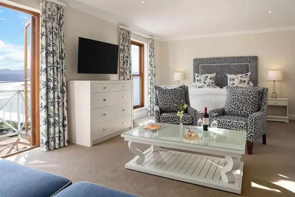 Luxuriöses Schlafzimmer mit eleganter Einrichtung und einem großen TV.