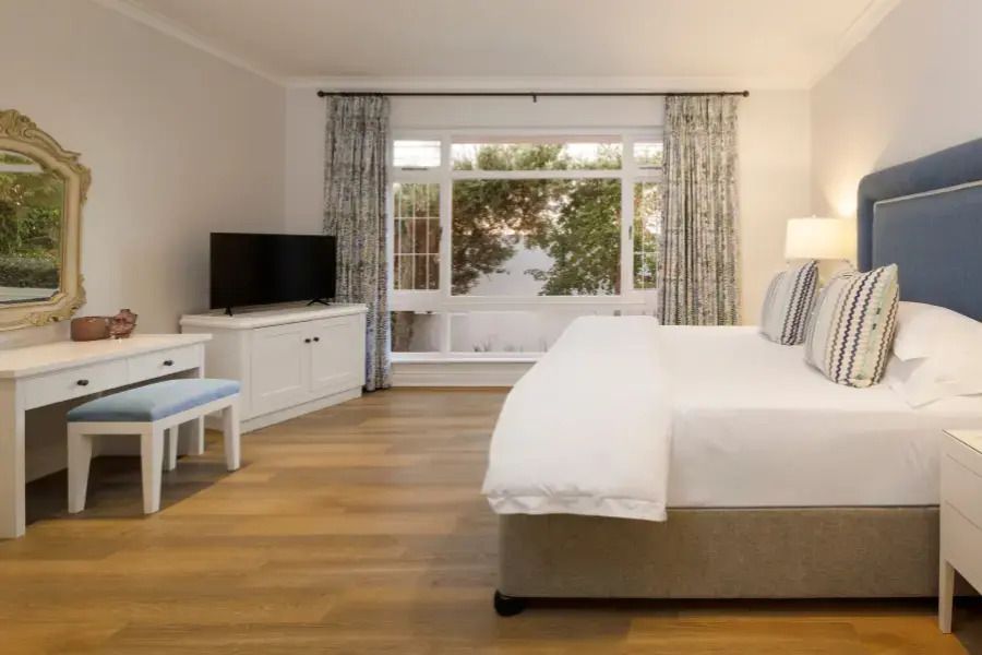 Helles geräumiges Zimmer mit großen Fenstern und eleganter Einrichtung