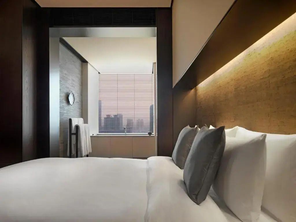 Luxuriöses Schlafzimmer mit stilvollen Akzenten.