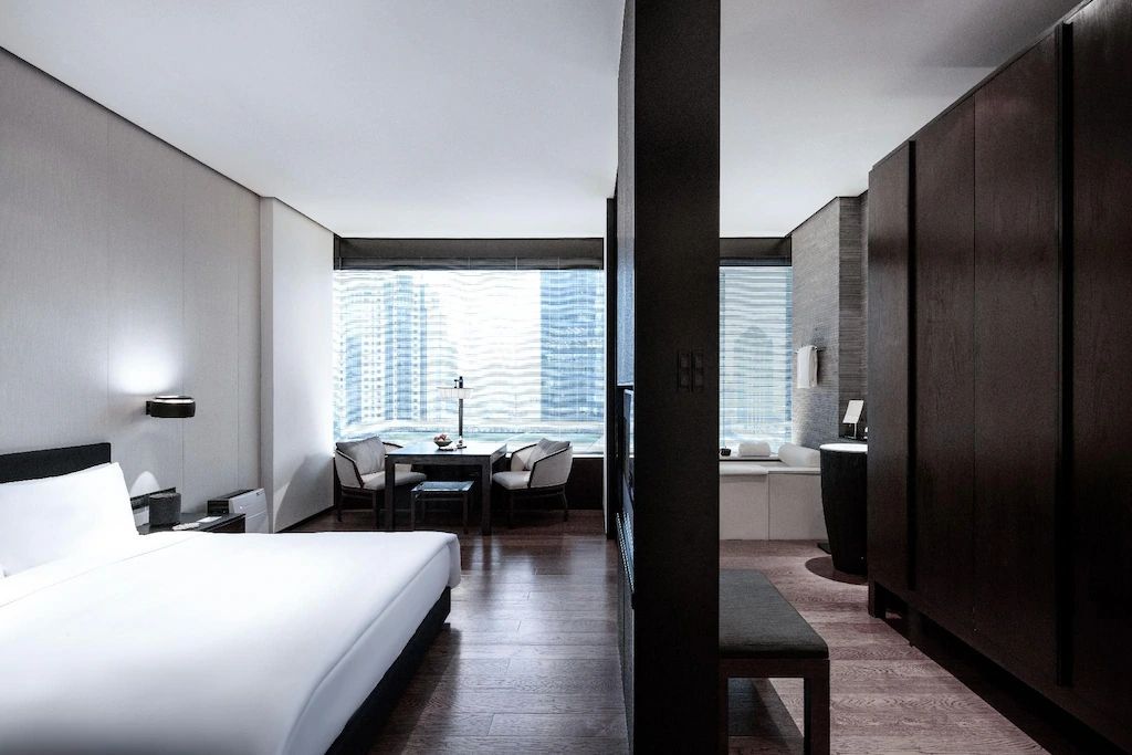 Deluxe Doppelzimmer mit Blick auf die Skyline von Shanghai. Modernes und stilvolles Innendesign.