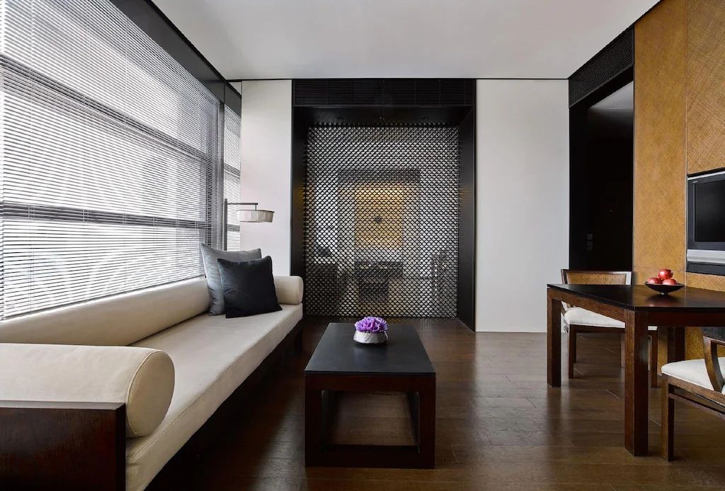 Modern und stilvoll eingerichtete Lounge-Ecke in der Junior-Suite