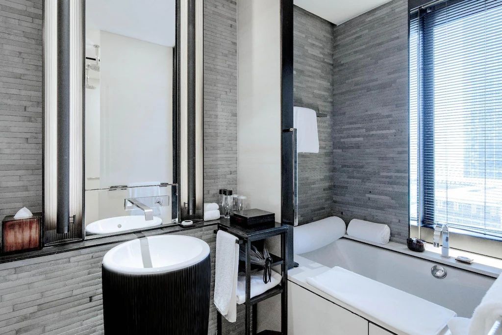 Elegantes Badezimmer mit moderner Badewanne und stilvollen Materialien