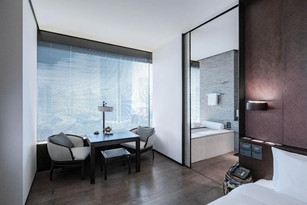 Helles Zimmer mit Sitzbereich und Bad in elegantem Design