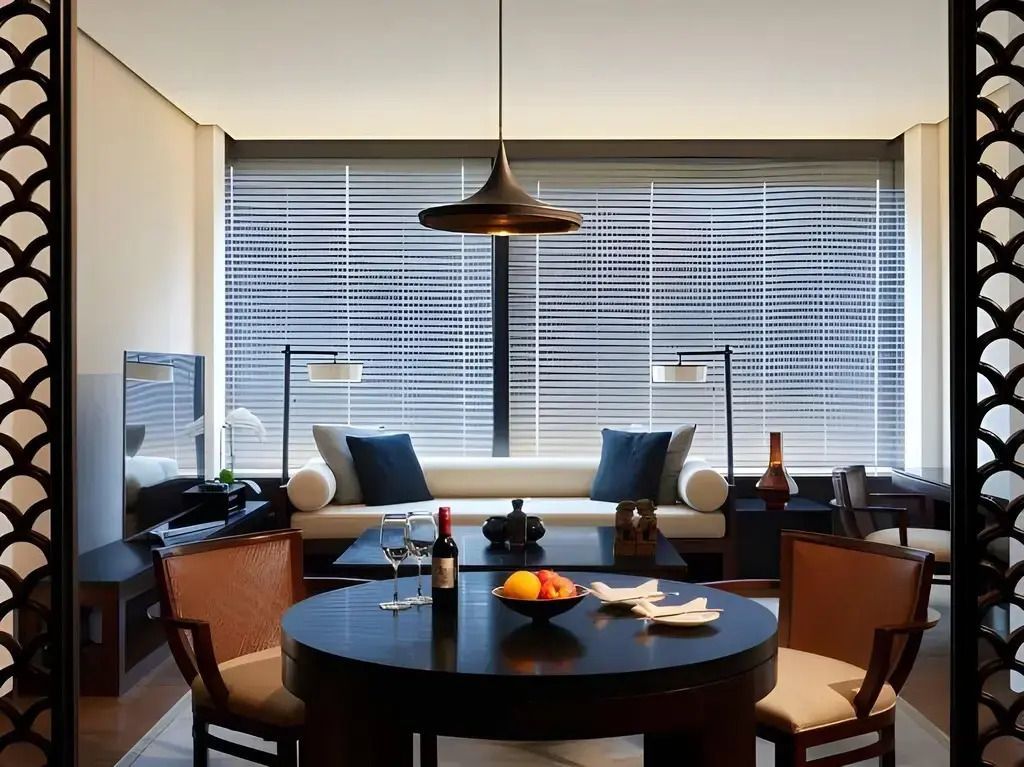 Wohnbereich der Suite mit Esstisch und gemütlicher Beleuchtung in The Puli Hotel Shanghai