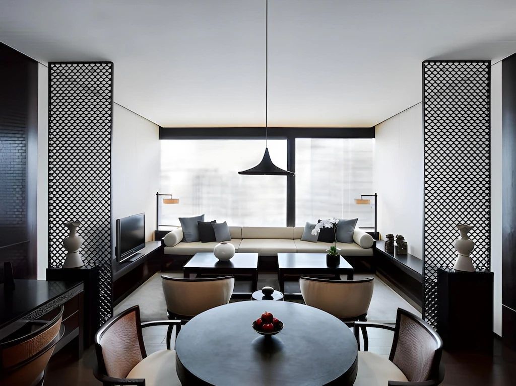 Harmonische Suite mit stilvollem Interieur und natürlichem Licht in The Puli Hotel Shanghai