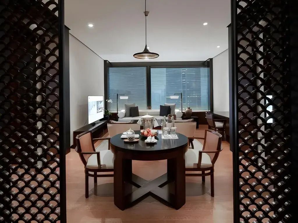 Offener Wohnbereich der Jing'An Suite mit Esstisch und großzügiger Fensterfront.