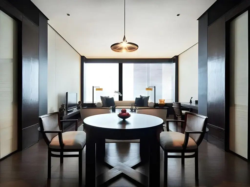Modernes Wohnzimmer der Jing'An Suite mit großen Fenstern und stilvollem Mobiliar.