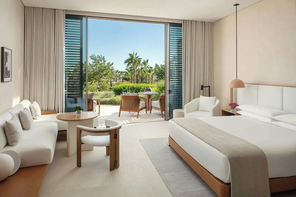 Elegantes Zimmer mit Terrasse und Gartenblick