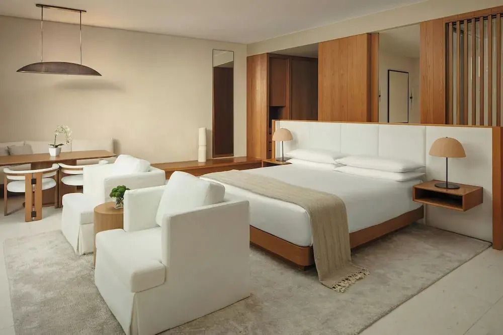Modernes Zimmer mit geschmackvoller Einrichtung und einem gemütlichen Doppelbett