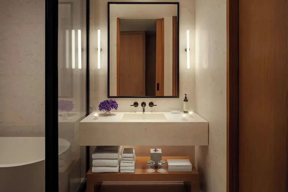 Modernes Badezimmer mit großem Spiegel und stilvoller Beleuchtung