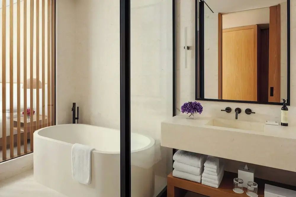 Badezimmer mit freistehender Badewanne und eleganter Waschgelegenheit