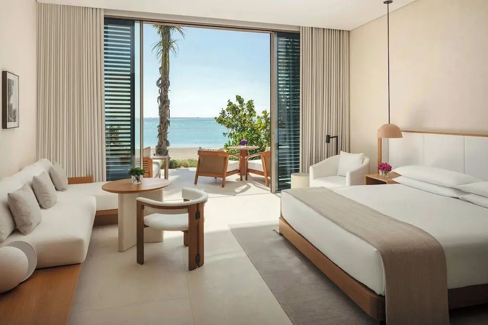 Zimmer mit Meerblick, Terrasse und stilvollen Möbeln im Premier Doppelzimmer