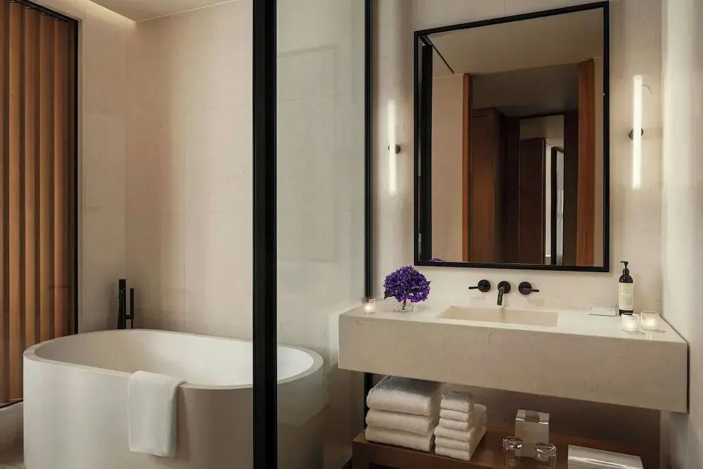 Elegantes Badezimmer mit freistehender Badewanne und stilvollem Waschtisch