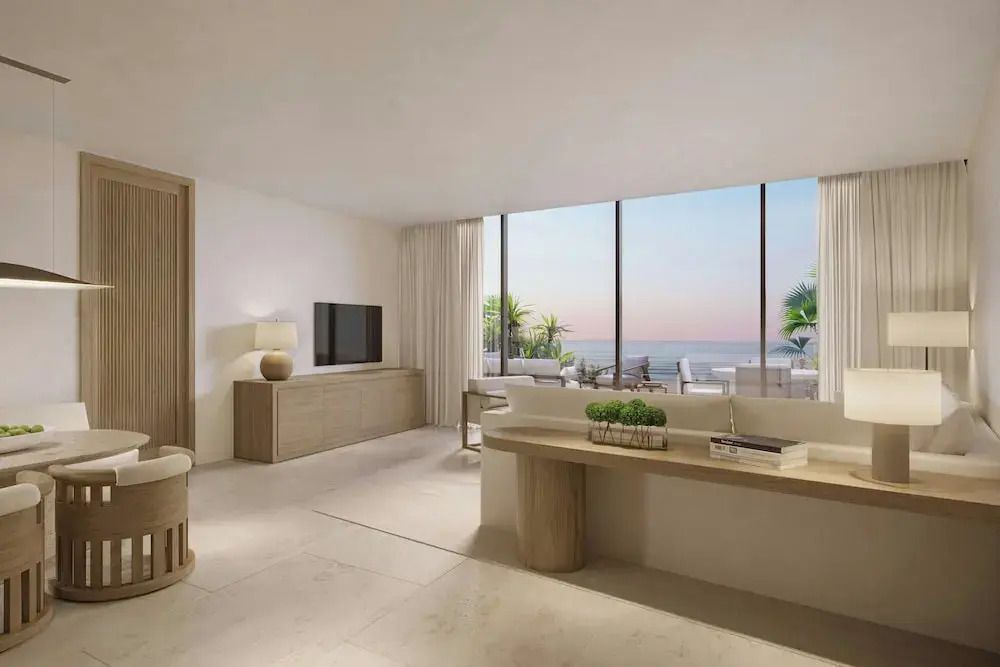 Elegantes Wohnzimmer der Suite mit Meerblick und modernen Möbeln