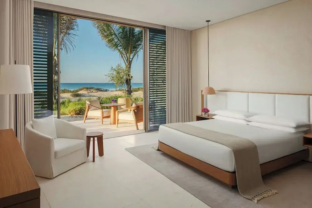 Helles Schlafzimmer der Suite mit Terrasse und Blick auf das Meer
