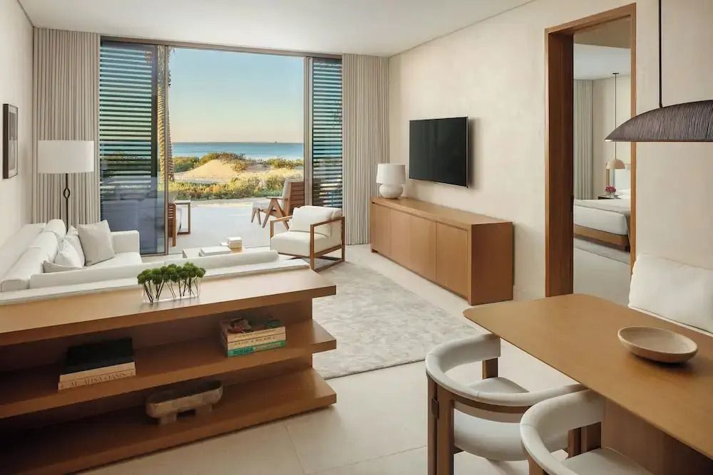 Offener Wohnbereich der Suite mit Zugang zur Terrasse und Meerblick