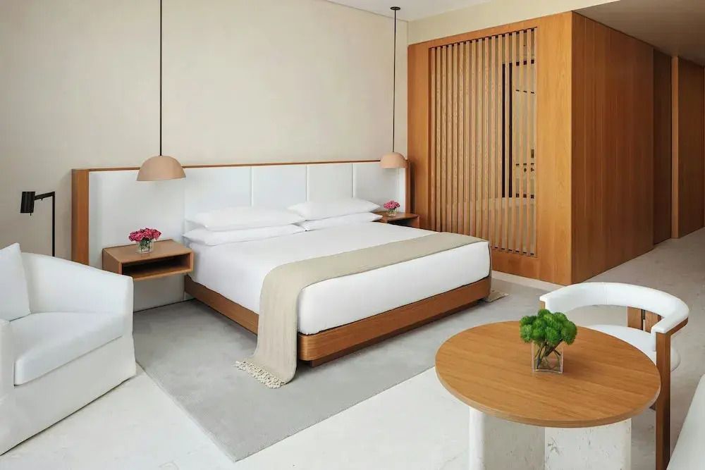 Helles Superior-Zimmer mit Doppelbett und eleganten Holzakzenten