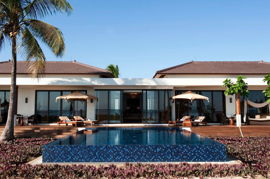 Luxuriöse Präsidenten Pool Villa mit privatem Pool und Liegestühlen in tropischer Umgebung