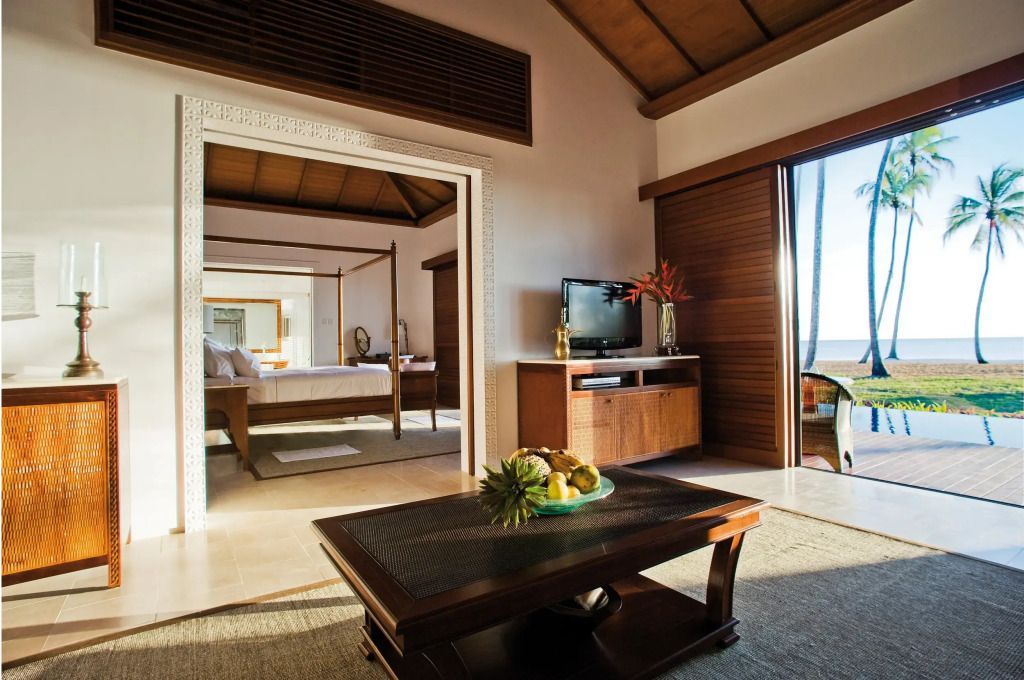 Luxuriöse Villa mit Wohnzimmer und Meerblick. Moderne Einrichtung und elegante Holzmöbel.
