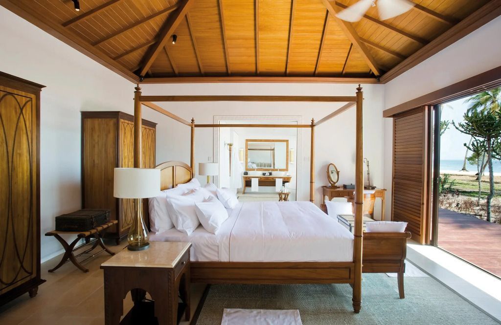 Geräumiges Schlafzimmer in einer Villa mit Himmelbett und stilvoller Holzausstattung.