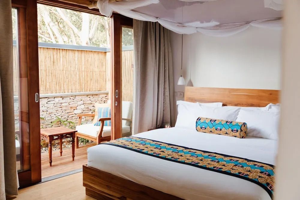 Deluxe Zimmer mit großem Bett Terrasse und hellem Design