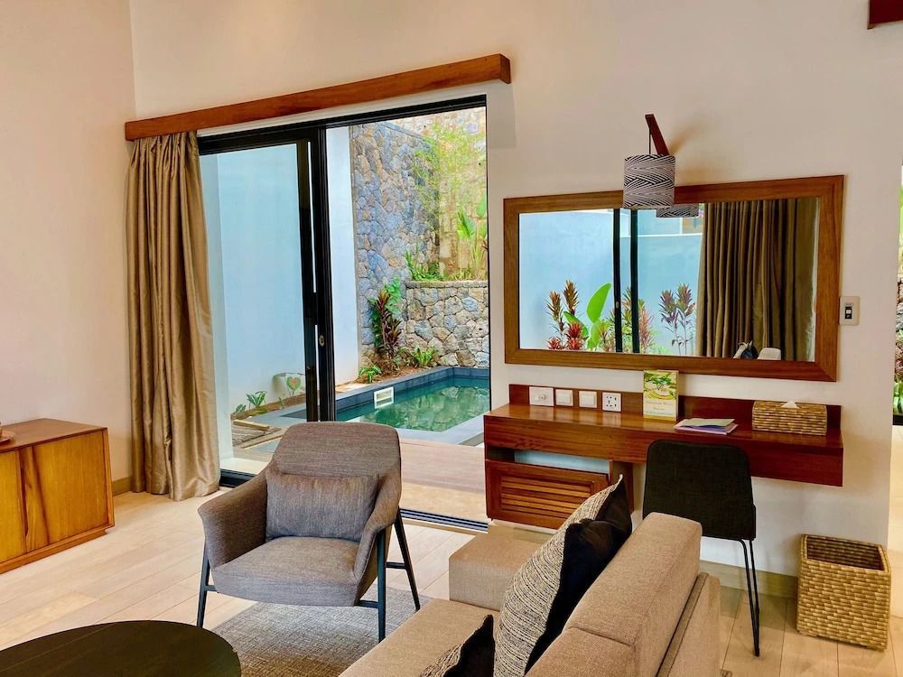 Gemütliches Wohnzimmer mit Blick auf privaten Pool und Garten