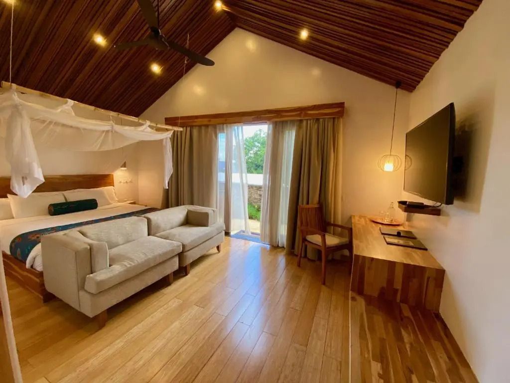 Luxuriöse Suite mit Holzdekor, Himmelbett und Balkon in Kigali