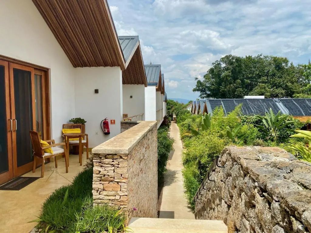 Eingang der Suite mit Sitzgelegenheit und gepflegtem Garten