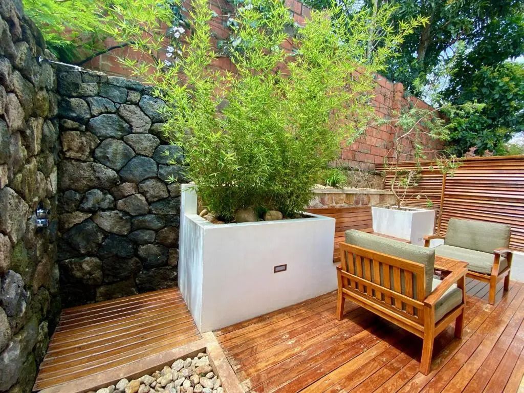 Private Terrasse mit Sitzbereich und Bambuspflanzen im Hotel Hemingways Retreat Kigali