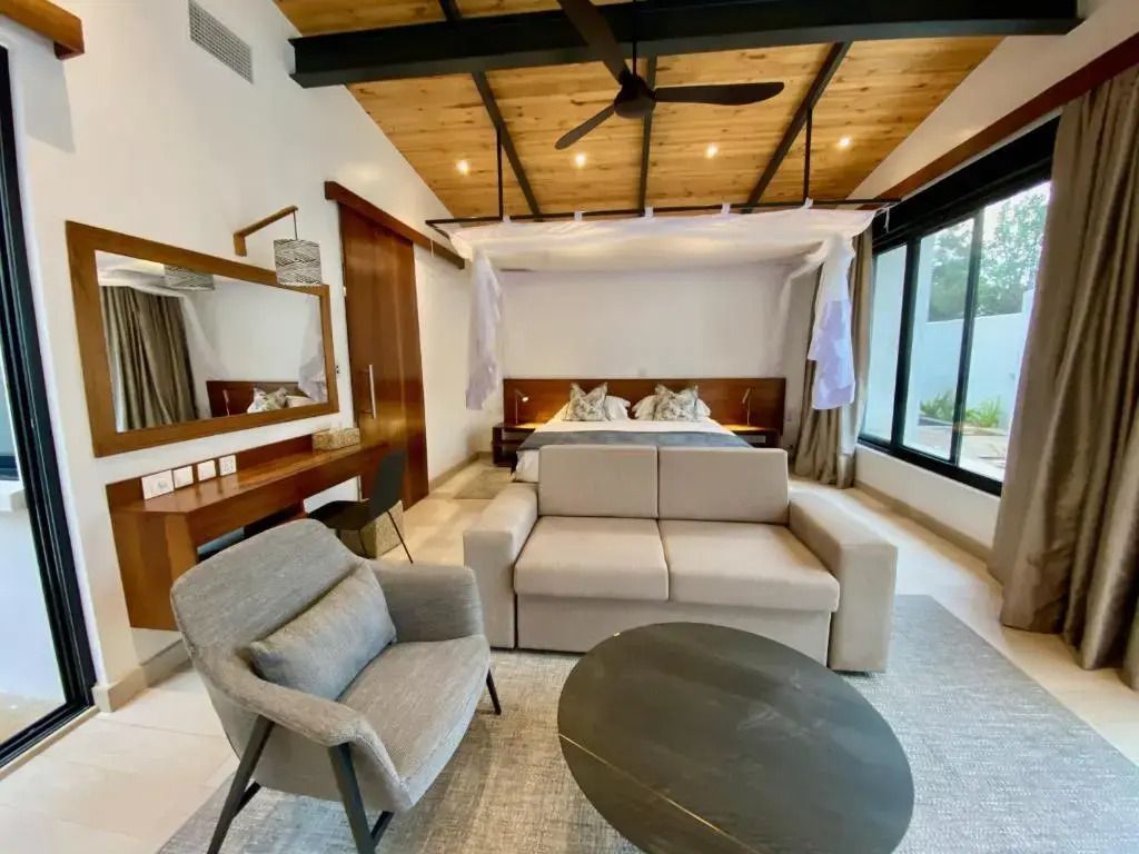 Luxuriöses Zimmer mit Himmelbett und moderner Einrichtung