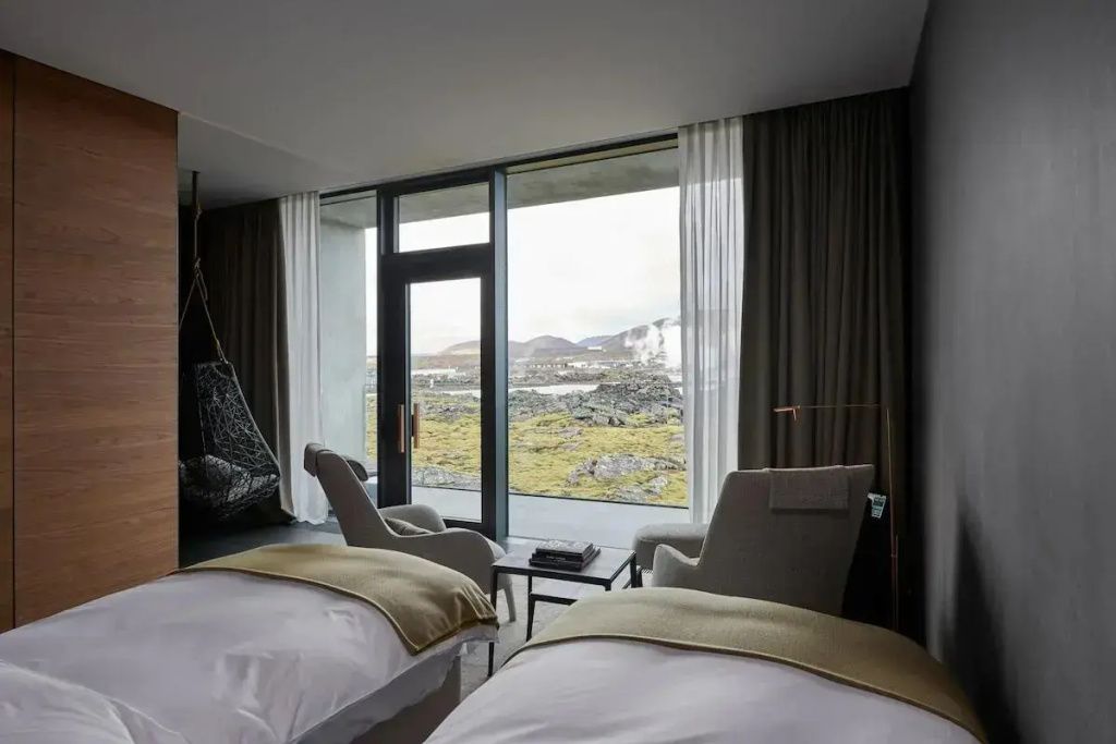 Panoramafenster einer Suite im The Retreat mit direktem Blick auf Islands dramatische Lavalandschaft.